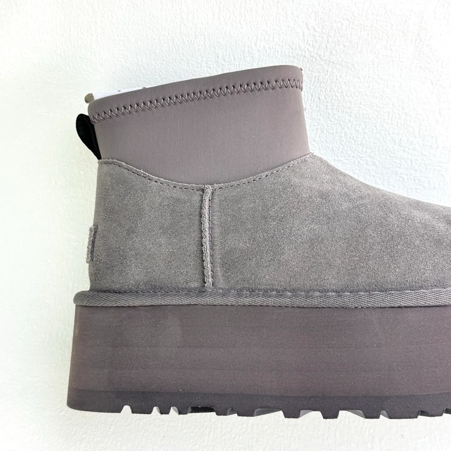 Self-pickup 💰480 Dilireba's same style short boots 2024 latest short elastic boots UGG Dipp boots Mini elastic all-in-one snow boots Short, low, elastic, thick sole 5CM style Upper design Made of high-quality suede, easy to care for, comfortable and fashionable at the same time. The inner material of the shoe is made of wool. It is warm and heat-locking to keep you warm in the winter. Sole design is lightweight and cushioning, making it comfortable to go out on the street. EVA outer disc makes walking easier FD official item number: 1168170 Size: 35 36 37 38 39 40
